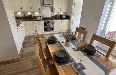 3 Bed Home with Driveway Parking for Contractors & Family stays in Stafford - Foto 20