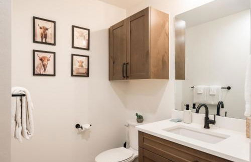 New Luxe Condo - Hot Tub - Minutes to WP! - Fraser - Foto 30