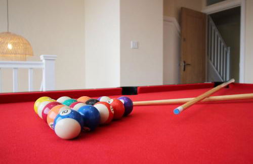 LUXURY 4 Bedroom 4 Ensuite Home in Penarth (Pool Table Games Room & BBQ Garden) with Sea Views - Photo 68