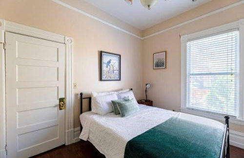 A+ 2 BR Victorian Home away from Home - Foto 9