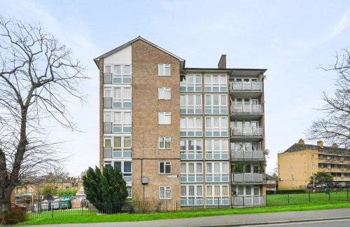 Chic 2-Bed Flat with Workspace, Balcony, Parking - Foto 24