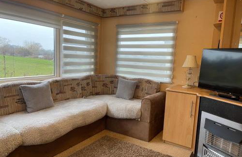 Caravan 5 by The River Severn, dog friendly, great for contractors, walkers and fishing on the river - Photo 3