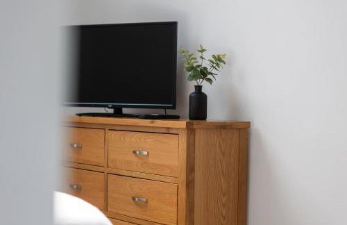 FLOUR MILL HOUSE at PITKERRO MILL, 4 double bedrooms, TVs, 3 en-suite, separate shower, wc, fully equipped kitchen, games room, large family lounge, private parking, WiFi, private garden and courtyard, long stay rates available through Honeycomb Hosts - Foto 26