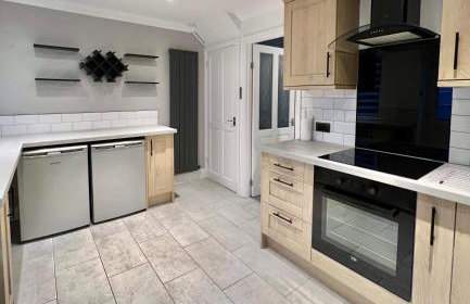 Furzton - Modern Home and Garden, Free Private Parking, TV, Sleeps 6 Guests - Photo 4