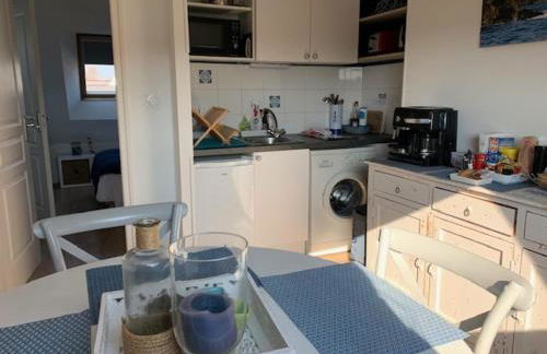 TOUT A PIED ! T2 25m2 - Parking privé - Wifi - Foto 8