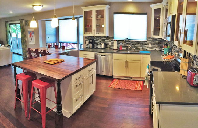 Exquisite 7-BR Home by the Mountains - Photo 11