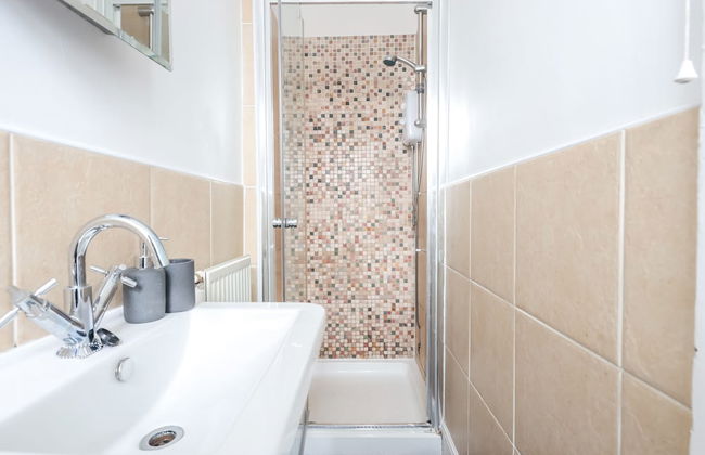 Spacious 4 Bed House in Birmingham, Suitable for Contractors - Photo 17