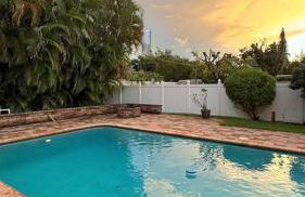 Luxury Pool Retreat Sleep 17 Near Beach - Foto 9