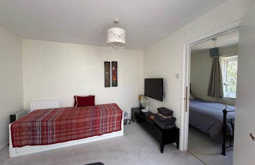 Cosy Apartment with Private Access and Kitchenette in Guildford - Photo 19