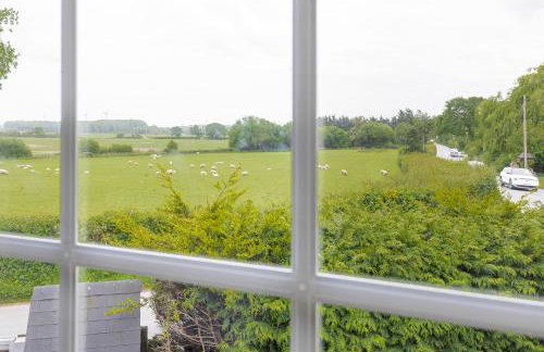 East Sussex Manor - Sleeps 12 - Hot Tub & Parking - Foto 32