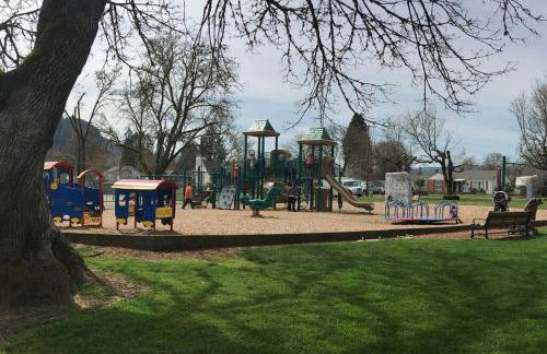 Adorable Home on the Park 10 Miles South of Eugene - Photo 19