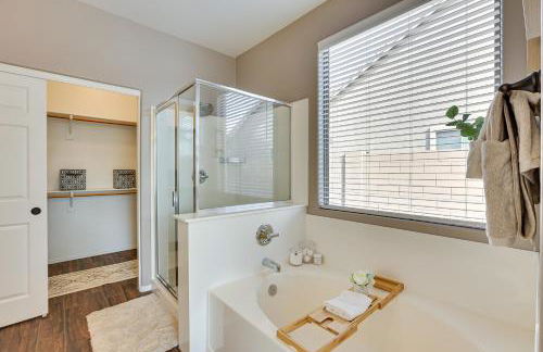 Shop, Golf and Hike Surprise Group Getaway with Pool! - Foto 13