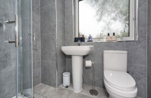 Beautiful Orpington Home w Pool Table and Driveway - Photo 65