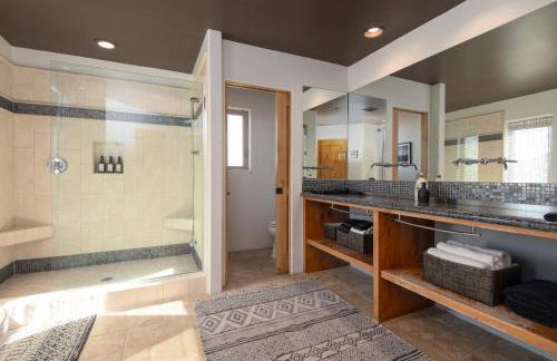 Desert Lily - Sunrise Suite with private hot tub and shared pool - Foto 15