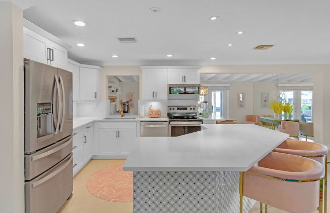 Flirty Flamingo Colorful Waterfront Escape w Pool - Foto 39