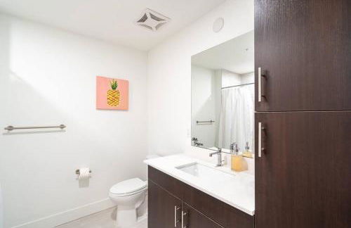 Waterside Retreat: Modern 2BR, Mins to Beach & Apt - Photo 19