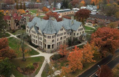 Spacious King Bed Suite at Antique Store - Foto 35