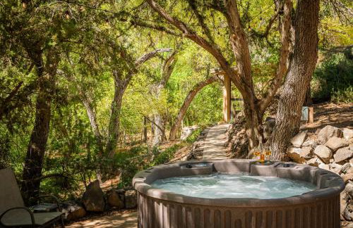 Myrinn-Hobbit Cottage on the Creek Storybook Stay - Foto 37