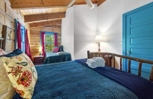 Beautiful Rustic Cabin Surrounded by Nature with Incredible Views and a Wrap-Around Deck for an Amazing Glamping Experience in Marshall, NC - Foto 21