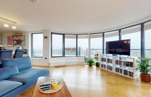 Penthouse Sanctuary with Wraparound Balcony - Pass the Keys - Foto 6