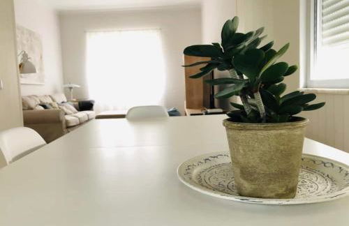 Spacious 3 bedroom apartment 20 min to Lisbon - Foto 1