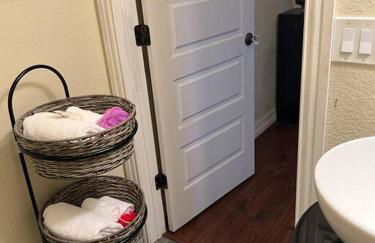 Entire 2br 2ba hilltop view home Sleeps 8 pets 4 acres Jacuzzi Central AC Kingbeds Office Free WiFi Parking Full Kitchen Refrigerator Washer Dryer Furnished Three 3 Large Sunset Dining Patios Grill Stovetop Oven Hiking Wildlife Firepit Quiet very Secluded - Foto 52