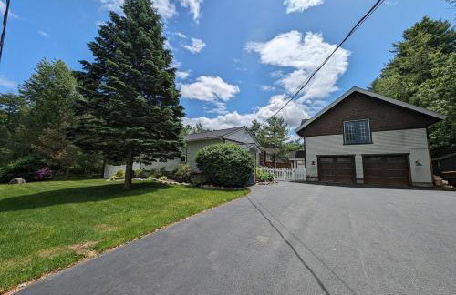 Luxurious Lake Retreat with Hot Tub and Walk to Beach - Foto 35