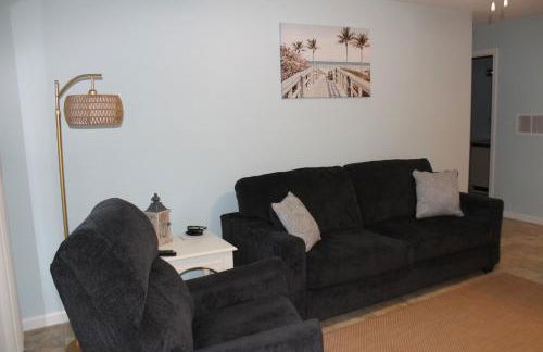 Cozy Home Walking Distance from Beach with Private Patio - Foto 14