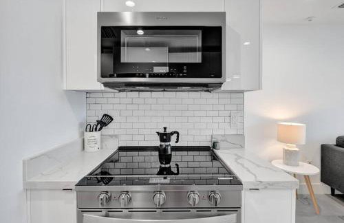 Contemporary 2BR Home with Pool & BBQ Access - Foto 3