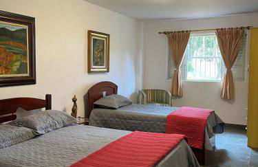 Chácara Casa Amarela - estrutura completa de lazer - ambientes elegantes e exclusivos - campo de futebol e bocha - piscina - lareiras - 10 min Rota do Vinho - Foto 47