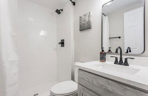 Chic 3BR Home with Fire Pit-Private Yard-Family Friendly - Foto 44