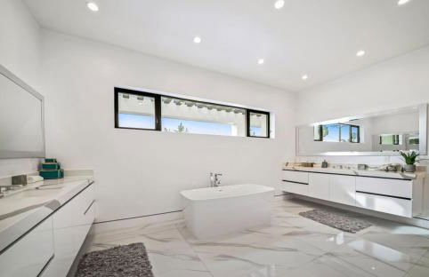 Luxurious Retreat - Modern House with Pool - Photo 43