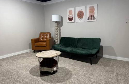 Boho Cleveland Bungalow - Sun-Drenched 2BR with Deck - Foto 22