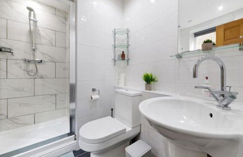 Luxurious 3 Bedroom Apartment in Park Estate - Photo 5