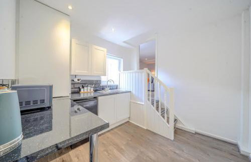 Stunning 2 Bedroom 6 Guest Flat by Anfield Stadium - Photo 9