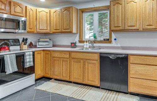 Family Retreat Near Winter Trails in Wakefield! - Foto 8