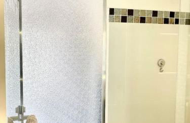 VUE Canal Superbe - Piscine - Parking Privé - Intérieur Neuf - Foto 8