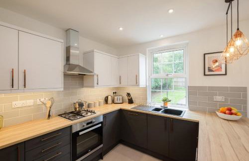 New Long Stays-4Bed-2Bath-Parking-By FabAccommodation - Foto 18