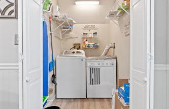 Luxe Suite with Pool Table, King Bed, 3 TVs, & Free Parking - Foto 26