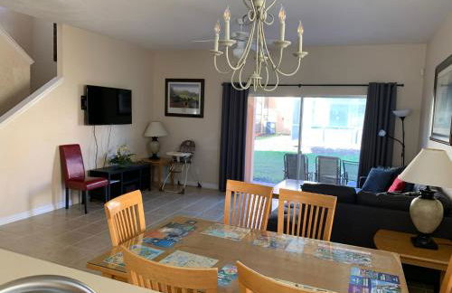 Spacious 4 BR Townhouse with 2 King Size Master Bedrooms, 3 miles to Disney, Free WiFi and Free Parking - Foto 40