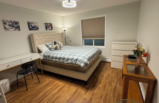 MainFloorCondo CozyFurnished Independent - Photo 2