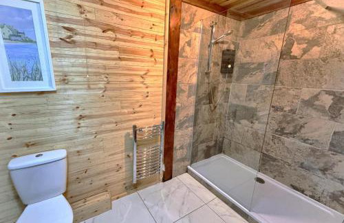 Wren 21-Hot Tub-Woodland Lodges-Tenby-Camarthenshire - Foto 8