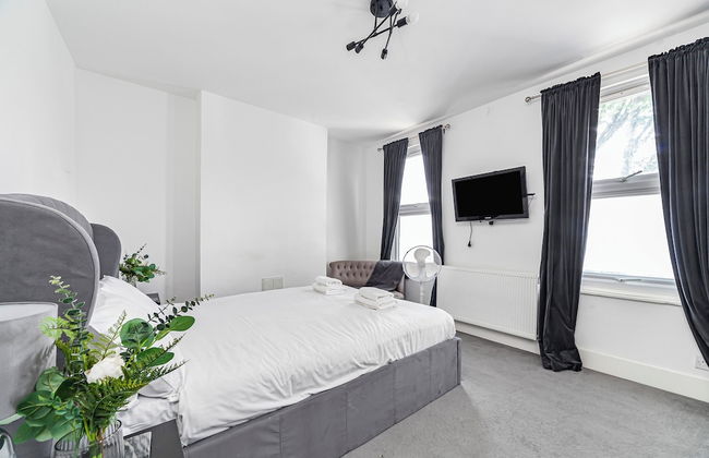 Spacious & Chic 3bed House in London - Photo 6