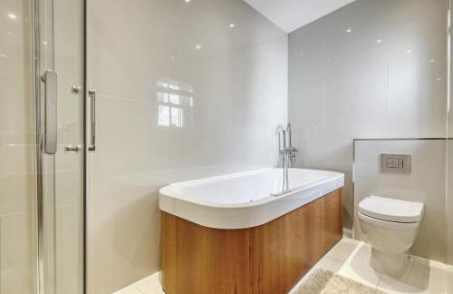 Dove House Wanstead - Stunning 4 Bedroom, 3 Bathroom House with Private Hottub & Gym - Escape London, in Lonon - Foto 33
