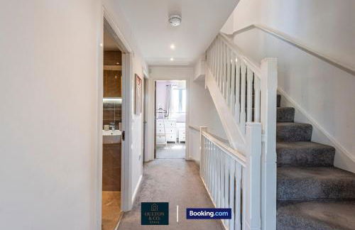 Luxury Retreat For 10 Short Lets & Serviced Accommodation Manchester with Hot Tub and Spacious Garden - Foto 36