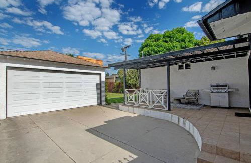 Updated 3-Bedroom LA Home with Backyard, BBQ & Family-Friendly Amenities - Photo 45