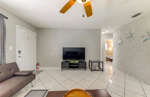 Fenced-In Yard Home 3 Mi to Hard Rock Stadium! - Photo 9