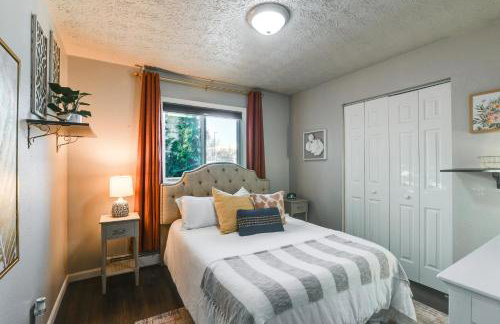 Updated Townhome Near Airport and Shopping! - Foto 18