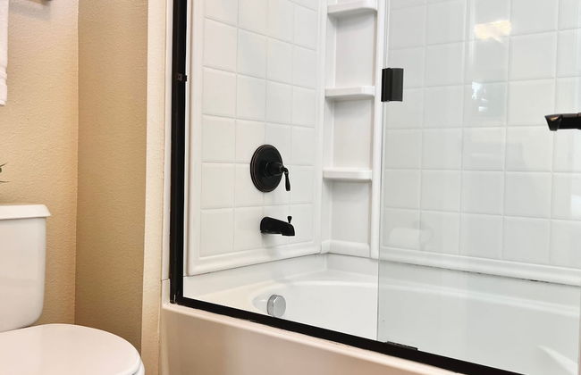 Relaxing 2-br Apt With Pool Hot Tub Gym - Photo 10