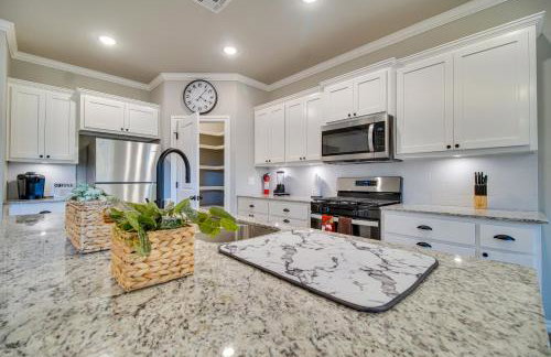 Near Grand Lake Charming Grove Home with Deck - Foto 8